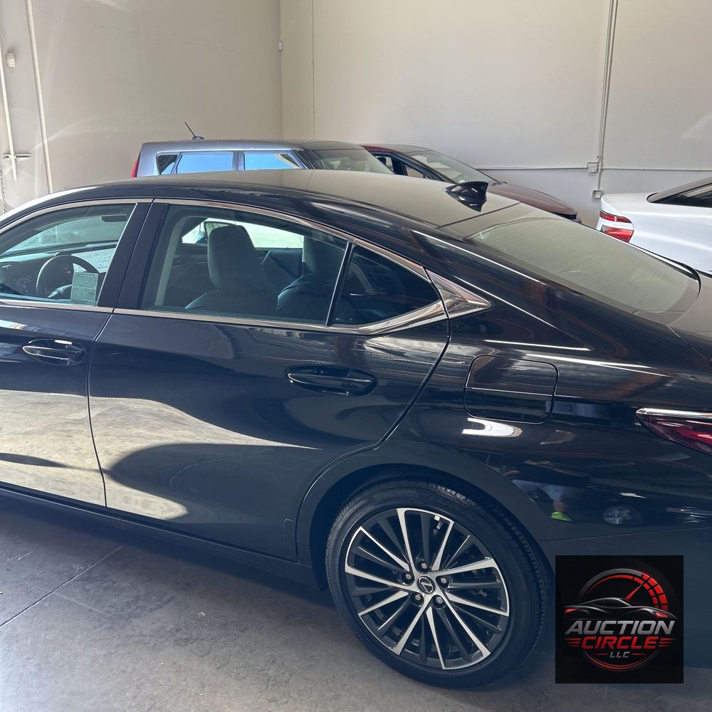 2025 Lexus ES 300h Base