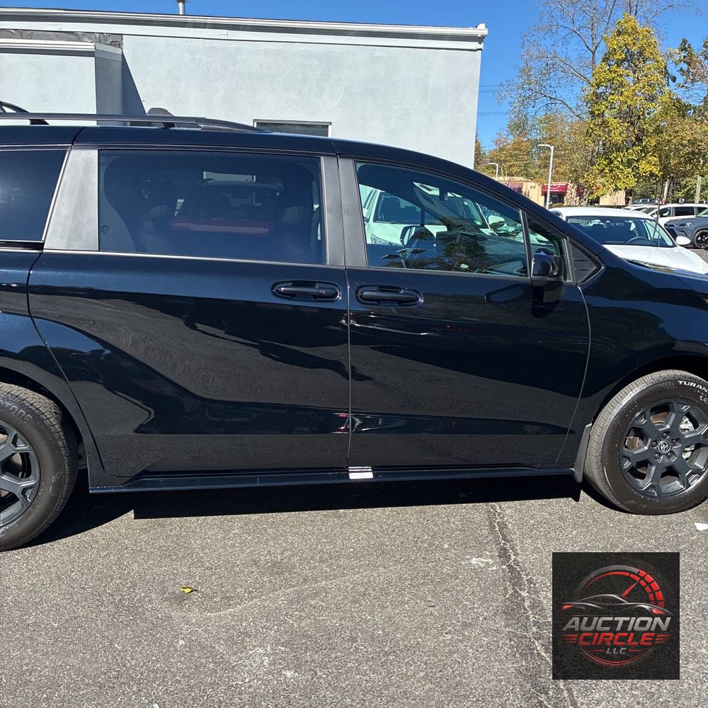 2025 Toyota Sienna Woodland Edition