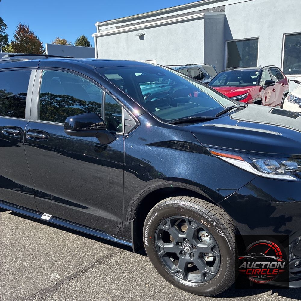 2025 Toyota Sienna Woodland Edition