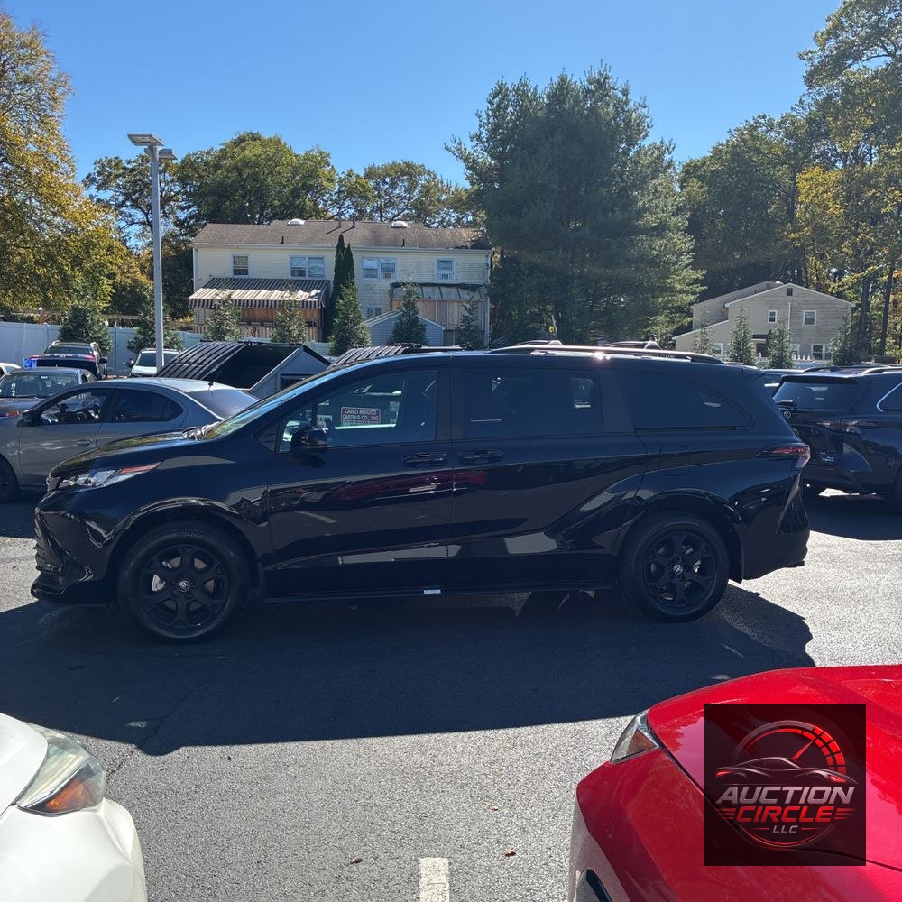 2025 Toyota Sienna Woodland Edition