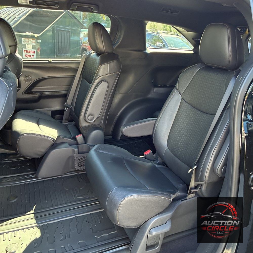 2025 Toyota Sienna Woodland Edition