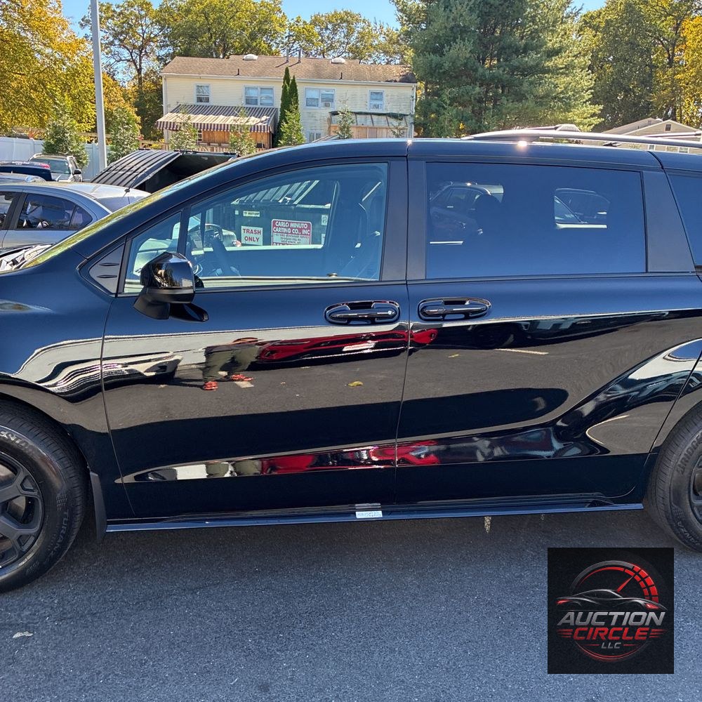 2025 Toyota Sienna Woodland Edition