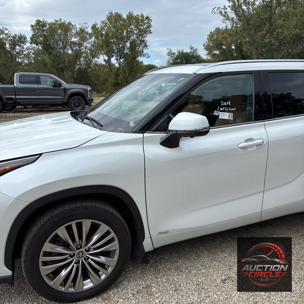 2023 Toyota Highlander Hybrid Platinum