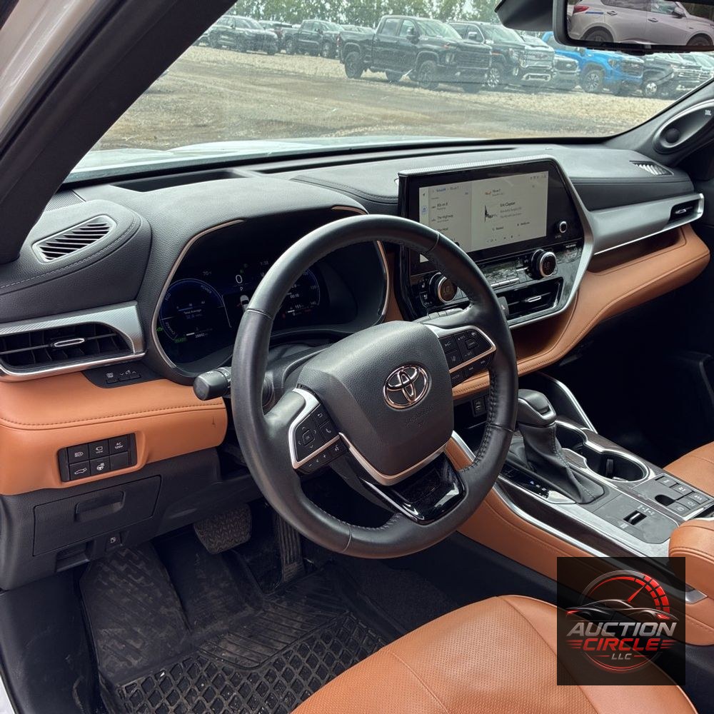 2023 Toyota Highlander Hybrid Platinum