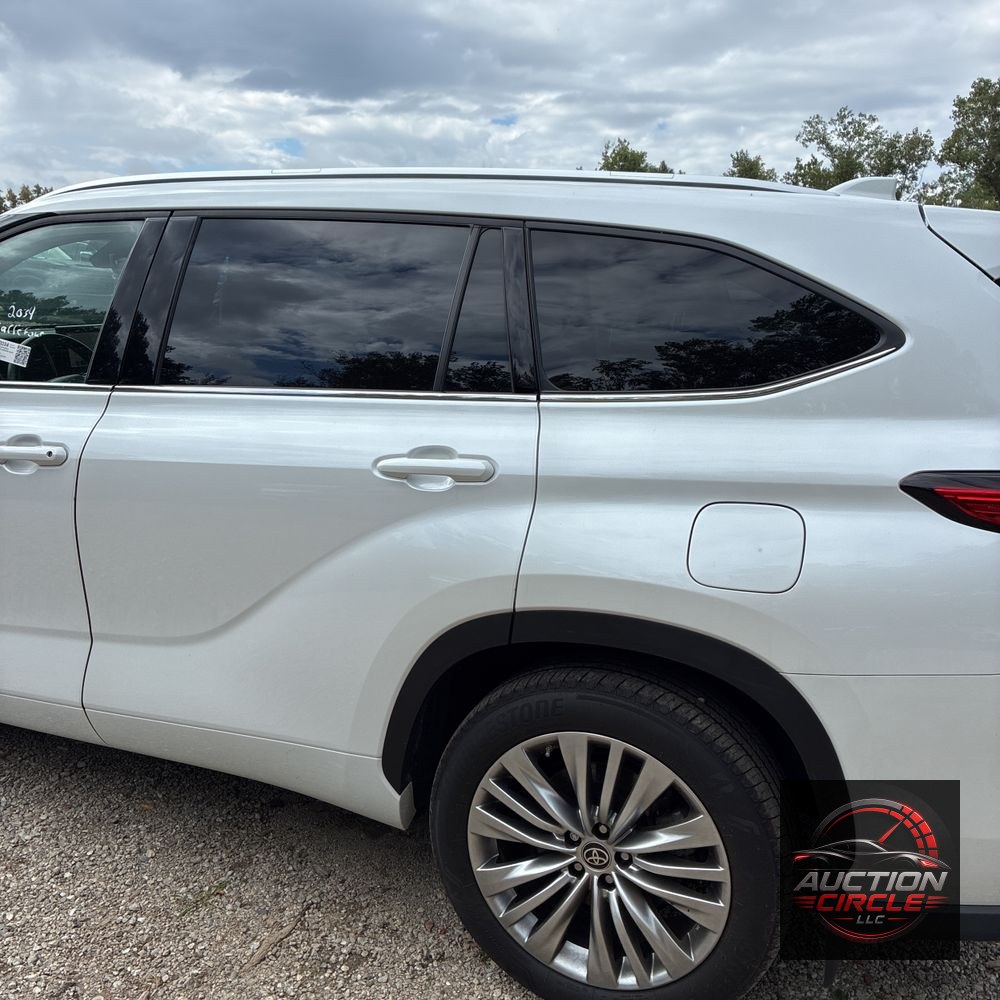 2023 Toyota Highlander Hybrid Platinum