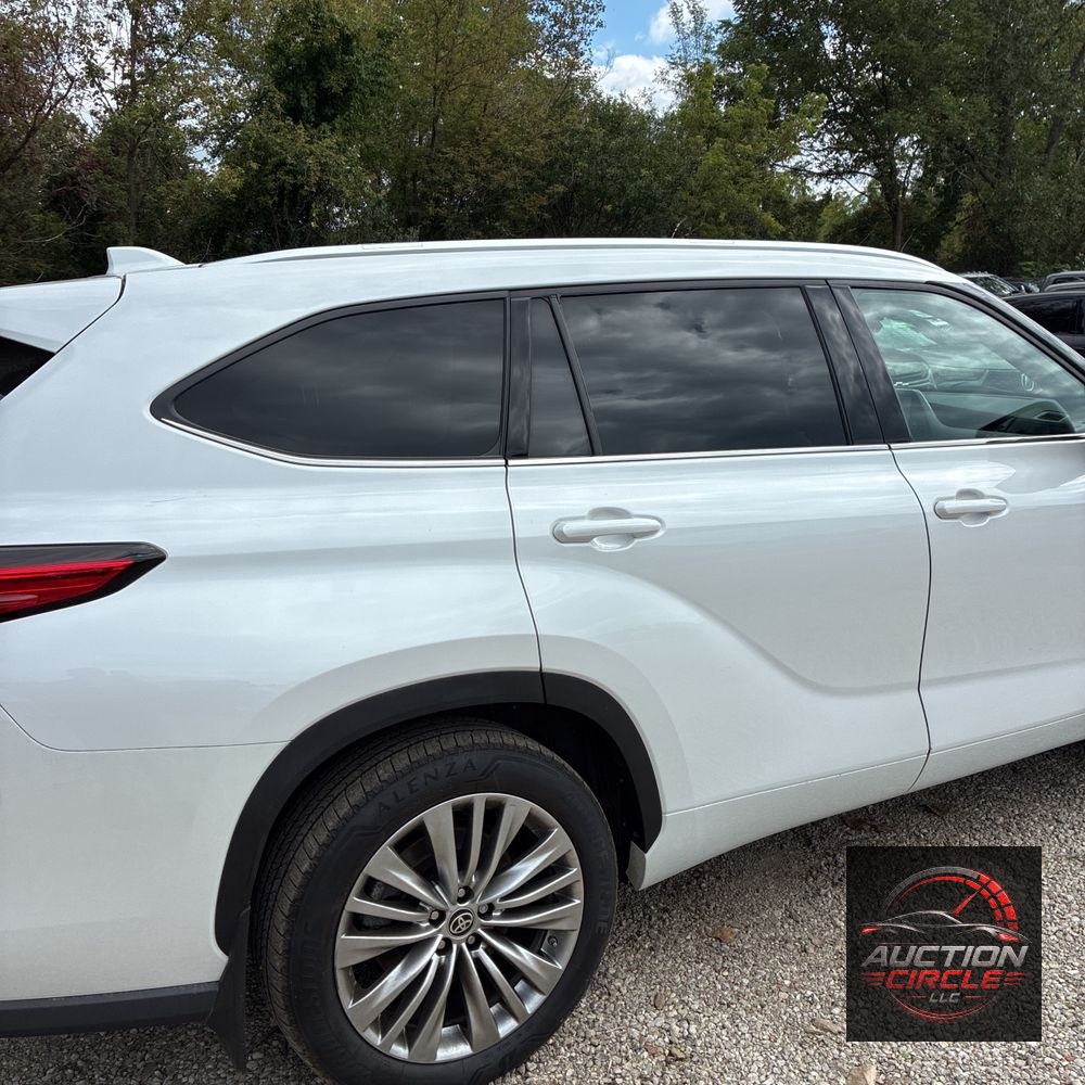 2023 Toyota Highlander Hybrid Platinum