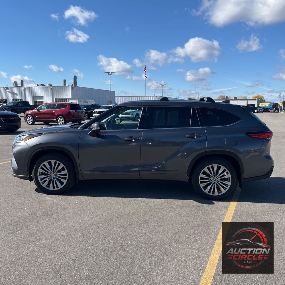 2023 Toyota Highlander Hybrid Platinum