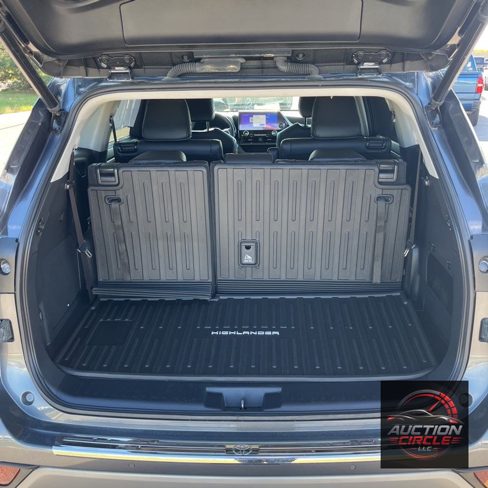 2023 Toyota Highlander Hybrid Platinum