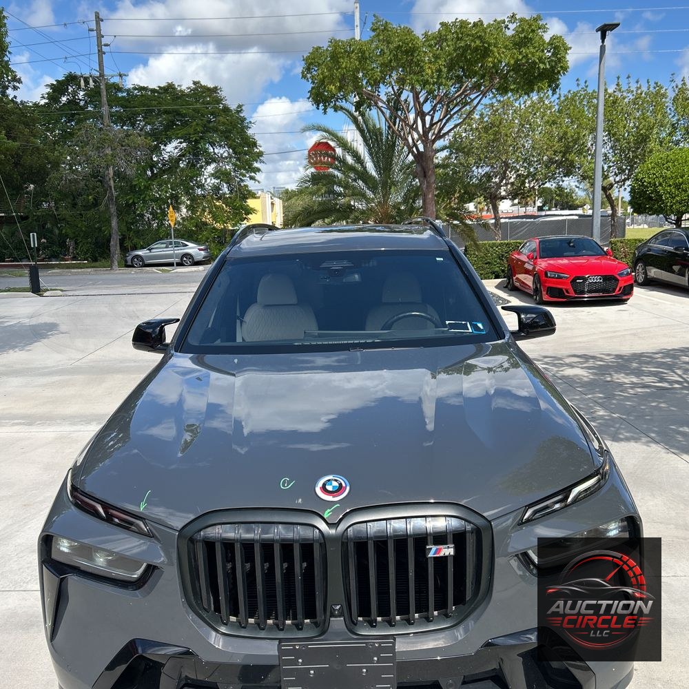 2023 BMW X7 M60i