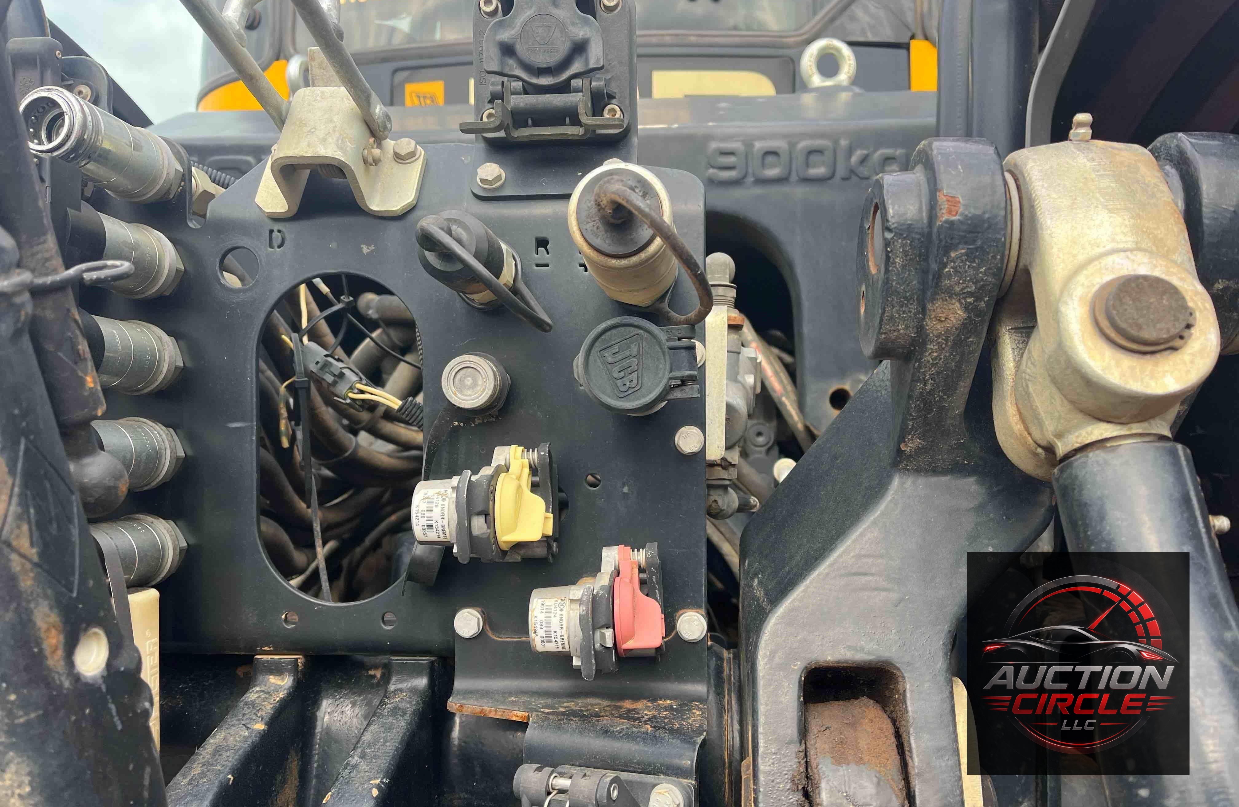 2020 JCB 8330