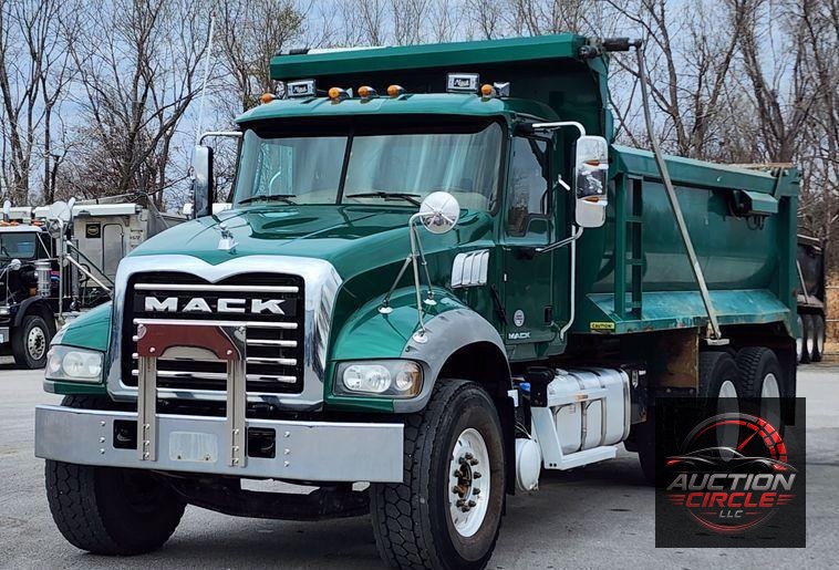 2018 Mack GU713  dump truck