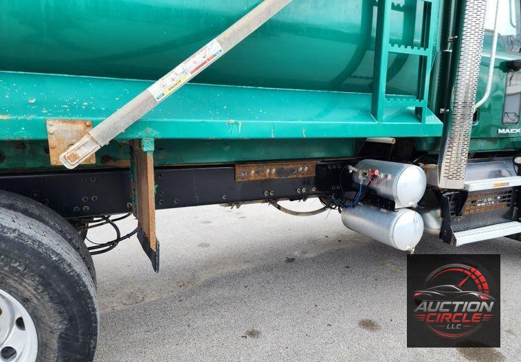 2018 Mack GU713  dump truck