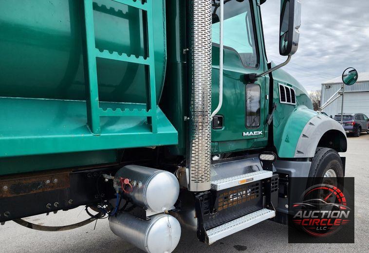 2018 Mack GU713  dump truck