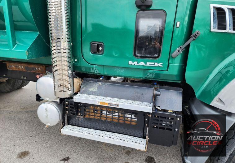 2018 Mack GU713  dump truck