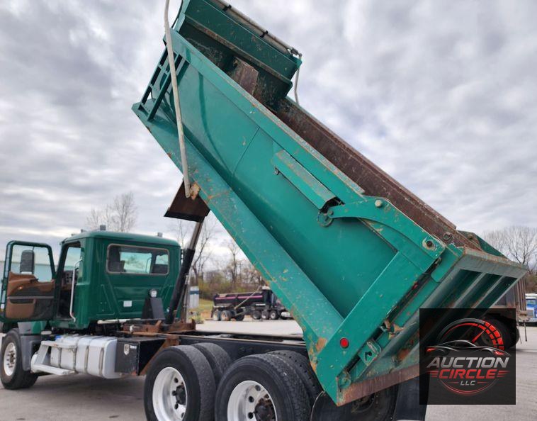 2018 Mack GU713  dump truck