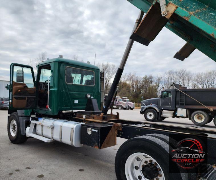 2018 Mack GU713  dump truck