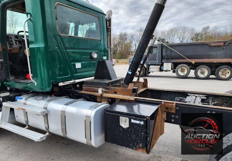 2018 Mack GU713  dump truck