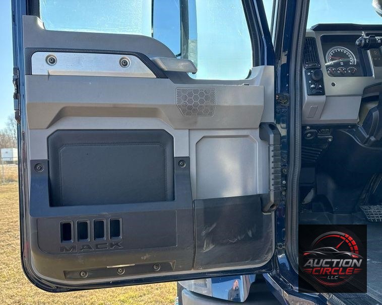 2019 Mack Granite dump truck