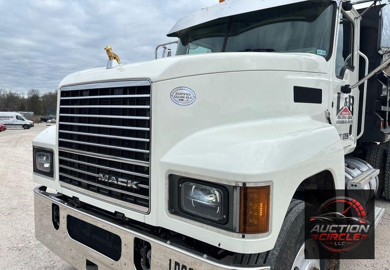 2020 Mack Pinnacle dump truck