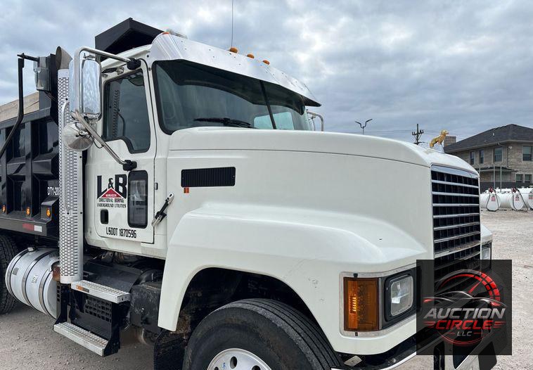 2020 Mack Pinnacle dump truck