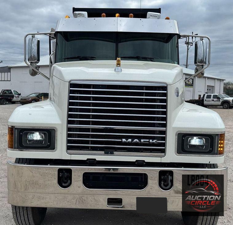 2020 Mack Pinnacle dump truck