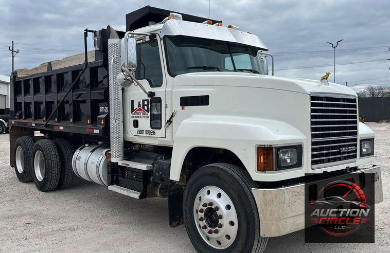 2020 Mack Pinnacle dump truck