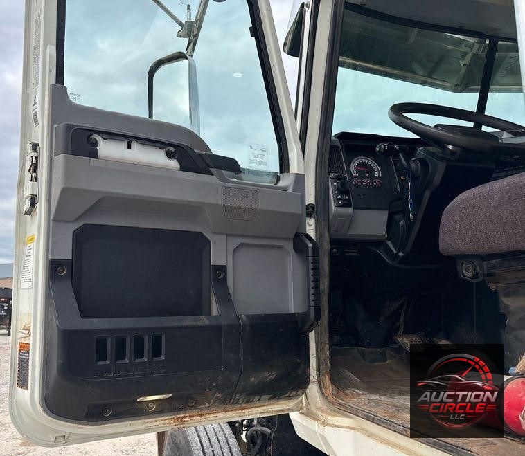 2020 Mack Pinnacle dump truck