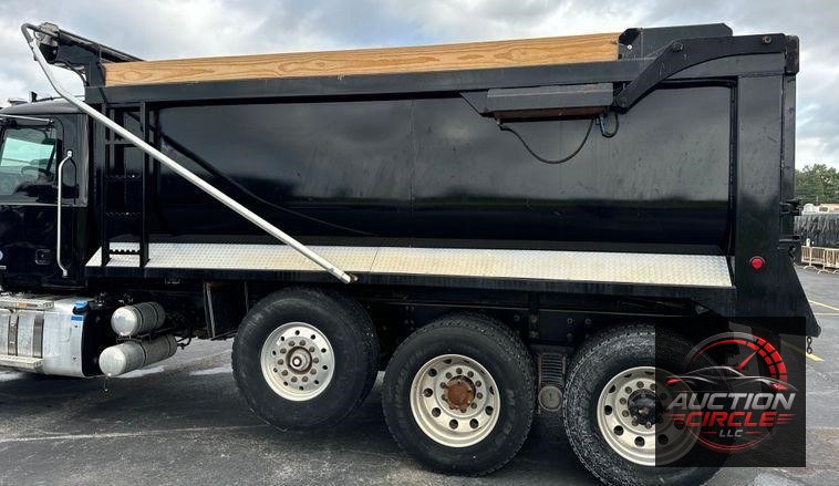 2019 Mack Granite dump truck
