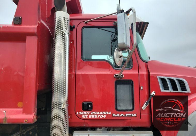 2018 Mack Granite GU700 dump truck