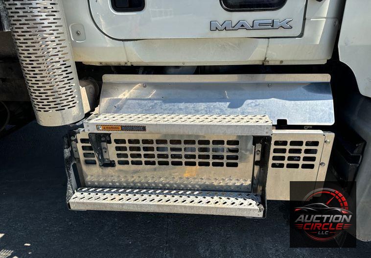 2018 Mack Granite GU713 dump truck