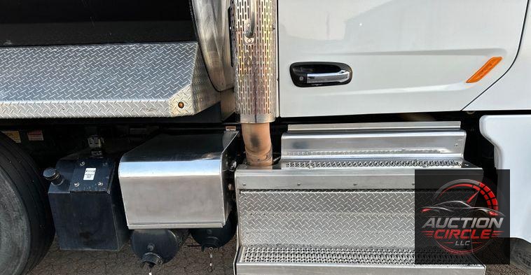 2021 Peterbilt  567 dump truck