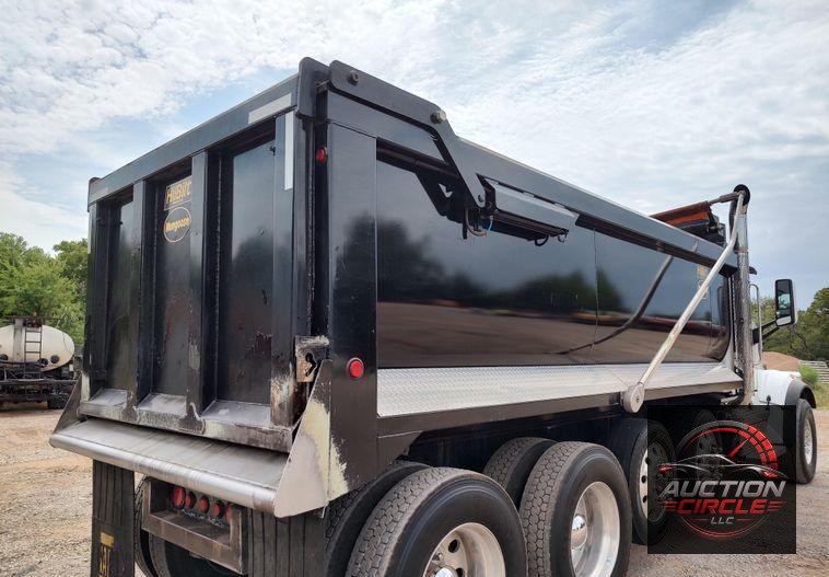 2021 Peterbilt 567  dump truck