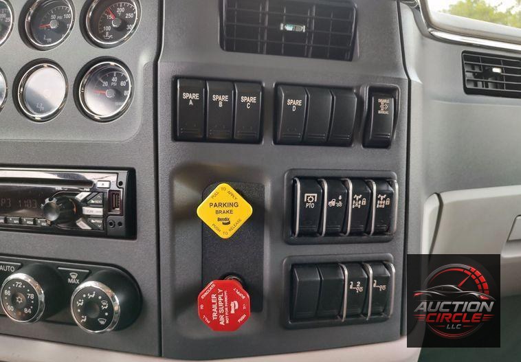 2021 Peterbilt 567  dump truck