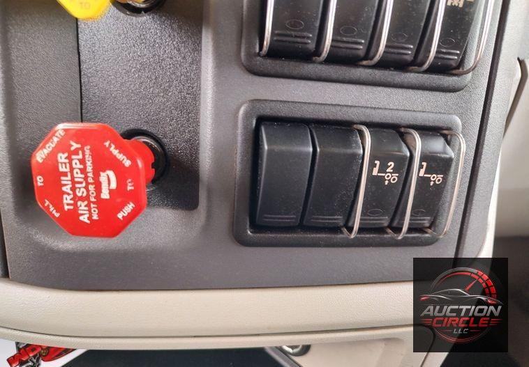 2021 Peterbilt 567  dump truck