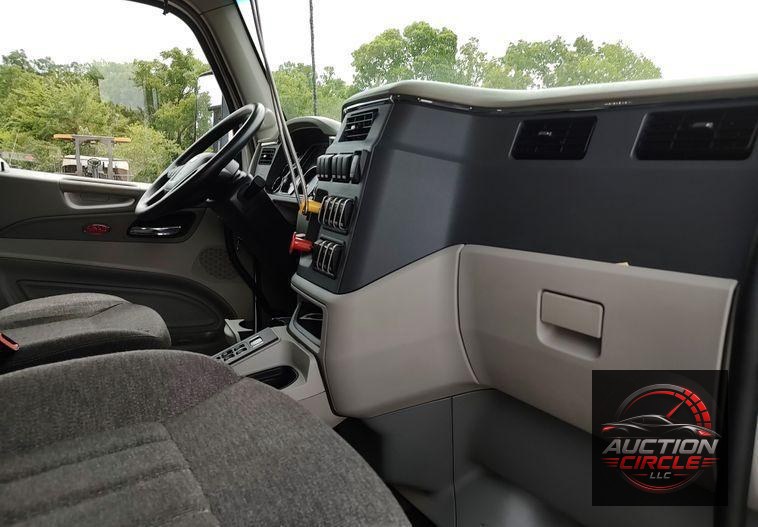 2021 Peterbilt 567  dump truck