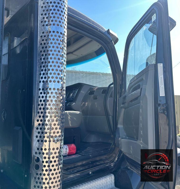 2017 Kenworth  T880 dump truck