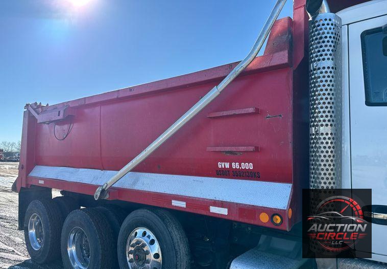 2016 Kenworth T880 dump truck