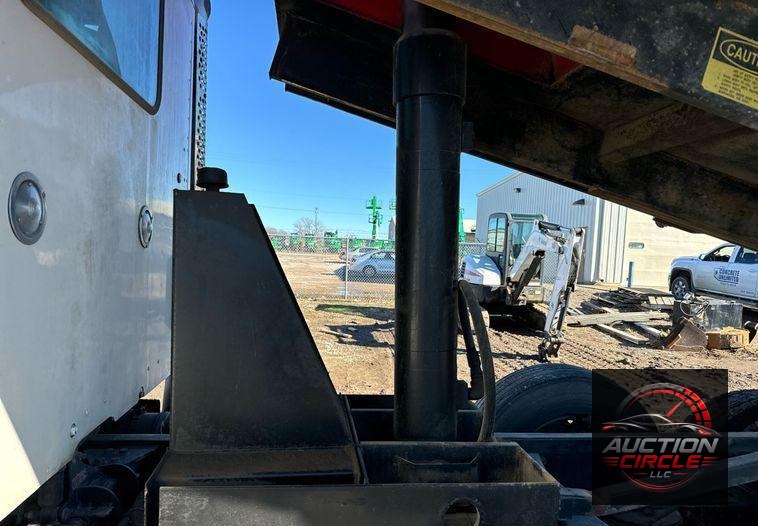 2016 Kenworth T880 dump truck