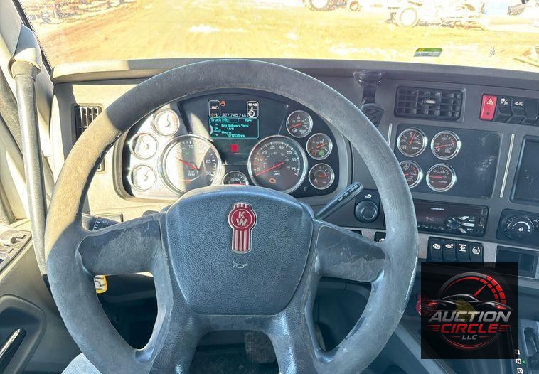 2016 Kenworth T880 dump truck