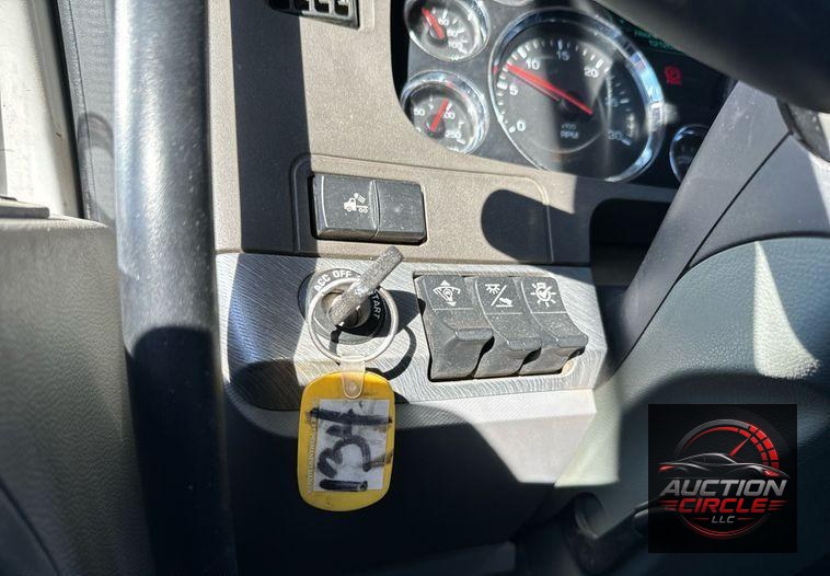 2016 Kenworth T880 dump truck