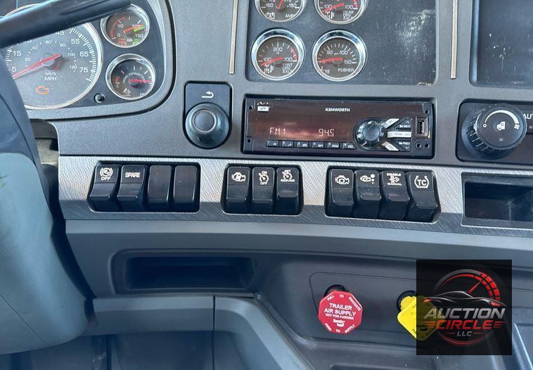 2016 Kenworth T880 dump truck