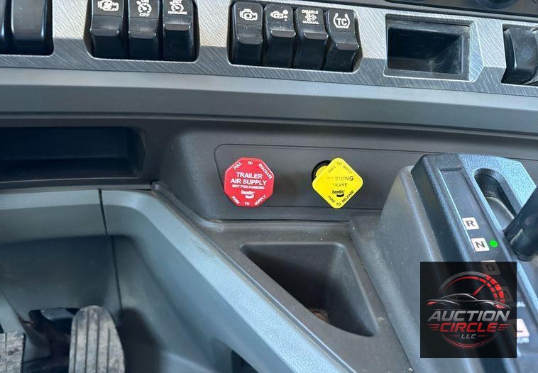 2016 Kenworth T880 dump truck
