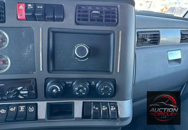 2016 Kenworth T880 dump truck