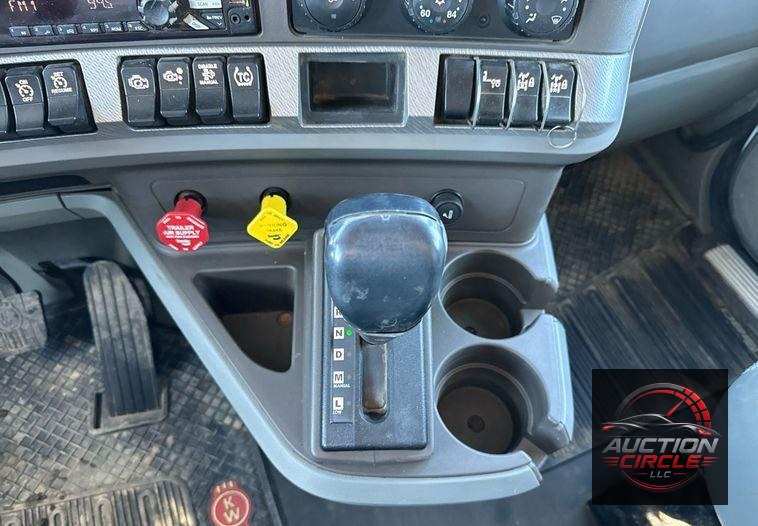2016 Kenworth T880 dump truck