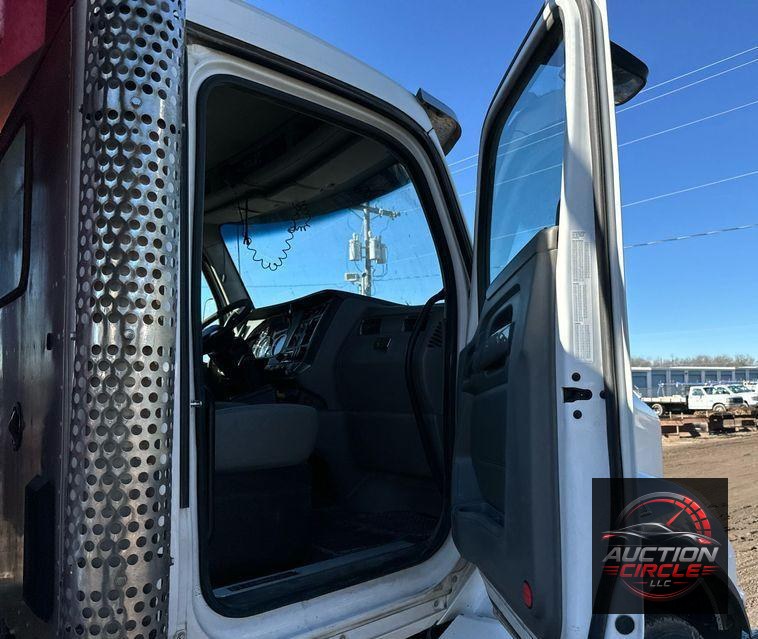 2016 Kenworth T880 dump truck