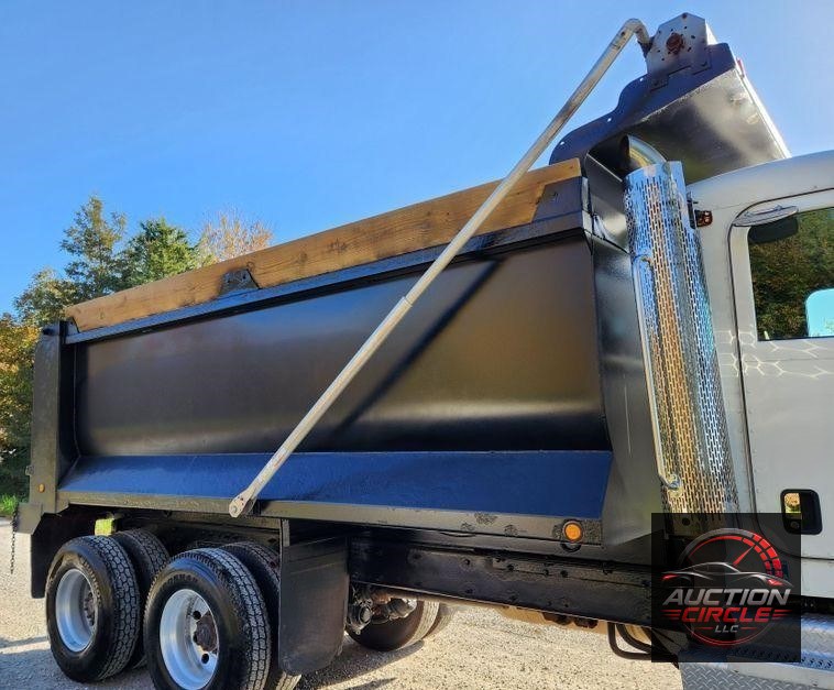 2015 Peterbilt 348  dump truck