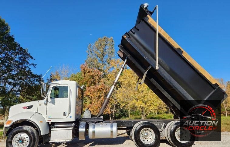 2015 Peterbilt 348  dump truck