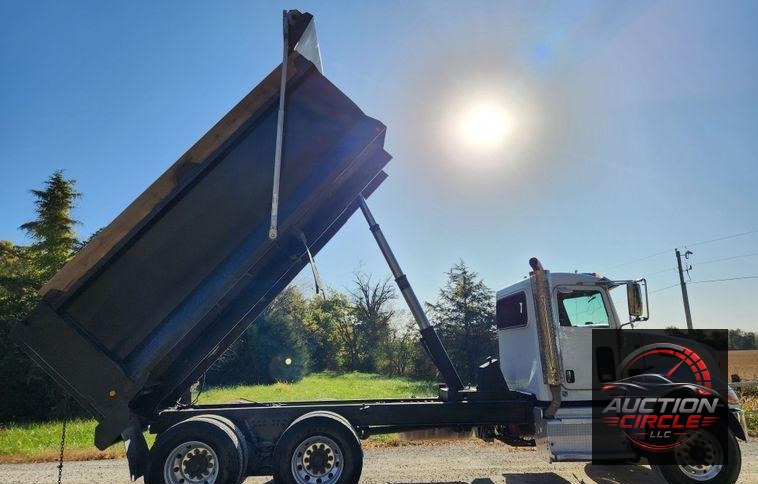 2015 Peterbilt 348  dump truck