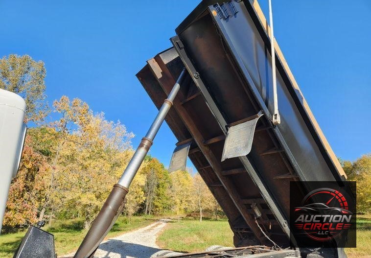 2015 Peterbilt 348  dump truck