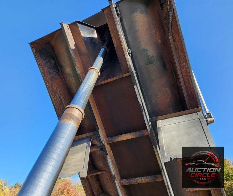 2015 Peterbilt 348  dump truck